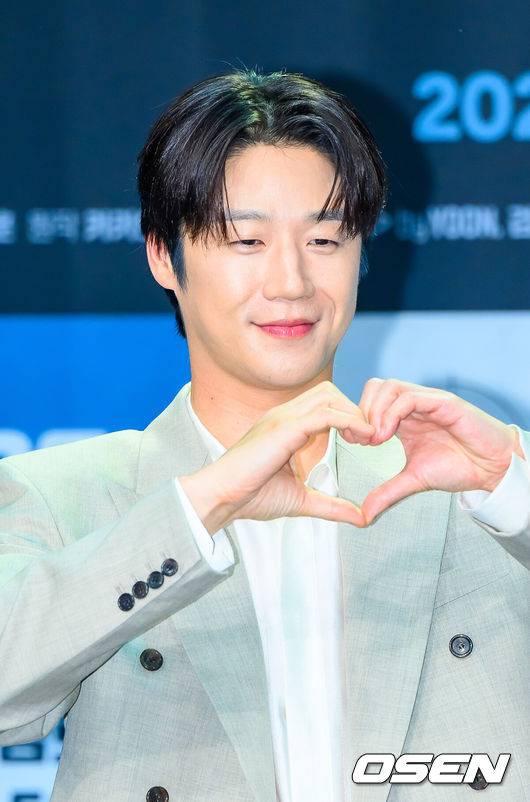 [OSEN=박준형 기자] 30일 오후 서울 상암동 MBC 골든마우스홀에서 MBC 금토드라마 ‘유부녀 킬러’ 제작발표회(감독 윤종호)가 진행됐다.‘유부녀 킬러’는 낮에는 사람을 처단하는 킬러, 밤에는 아이를 키우는 워킹맘의 이야기를 그린 웹툰을 원작으로 한 드라마로 이날 행사에는 공효진, 정준원, 이상이, 무진성, 최우성, 이은샘, 윤종호 감독이 참석했다.   배우 정준원이 포즈를 취하고 있다.  2026.07.30 / soul1014@osen.co.kr