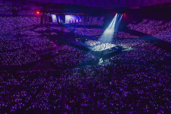 지난해 일본 도쿄돔에서 열린 트와이스 콘서트. 도쿄돔은 공연 시 최대 5만5000명을 수용할 수 있다. JYP엔터테인먼트 제공