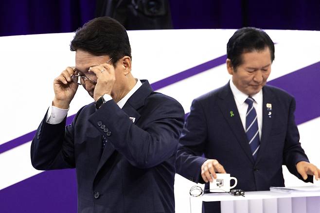 더불어민주당 김민석, 정청래 당 대표 후보가 29일 서울 마포구 MBC에서 열린 방송토론회 시작 전 자리로 이동하고 있다. 연합뉴스