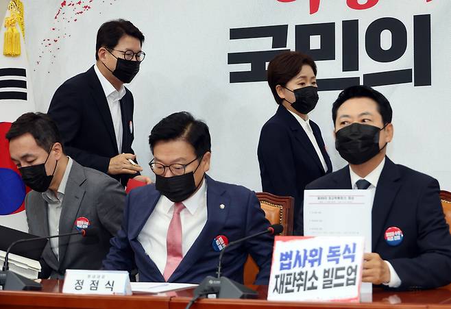 7월6일 국회에서 열린 최고위원회의에 국민의힘 장동혁 대표를 비롯한 최고위원들이 검은색 마스크를 쓴 채 입장하고 있다. 장 대표는 개정 정보통신망법의 부당함을 알리기 위해 검은색 마스크를 썼다고 말했다. ⓒ연합뉴스