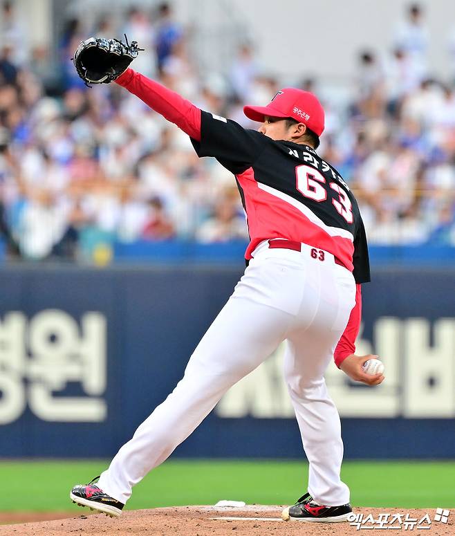 29일 오후 대구삼성라이온즈파크에서 열린 '2026 신한 SOL Bank KBO리그' KIA 타이거즈와 삼성 라이온즈의 경기, 1회말 KIA 선발투수 시라카와가 공을 힘차게 던지고 있다. 대구, 김한준 기자