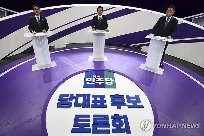 방송 토론회 갖는 민주당 당대표 후보들 (서울=연합뉴스) 29일 서울 마포구 MBC에서 열린 더불어민주당 당 대표 선출을 위한 후보자 방송토론회에서 김민석(왼쪽부터), 정청래, 송영길 후보가 자리해 있다. 2026.7.29 [국회사진기자단] photo@yna.co.kr