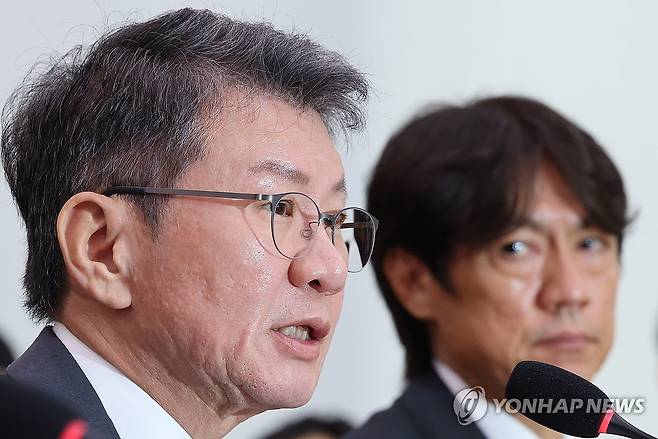 청문회에서 답변하는 정몽규 전 대한축구협회장 (서울=연합뉴스) 이동해 기자 = 정몽규 전 대한축구협회장(왼쪽)이 30일 국회 문화체육관광위원회에서 열린 대한축구협회 현안 관련 청문회에 증인으로 출석해 의원 질의에 답하고 있다. 오른쪽은 홍명보 전 축구대표팀 감독. 2026.7.30 eastsea@yna.co.kr