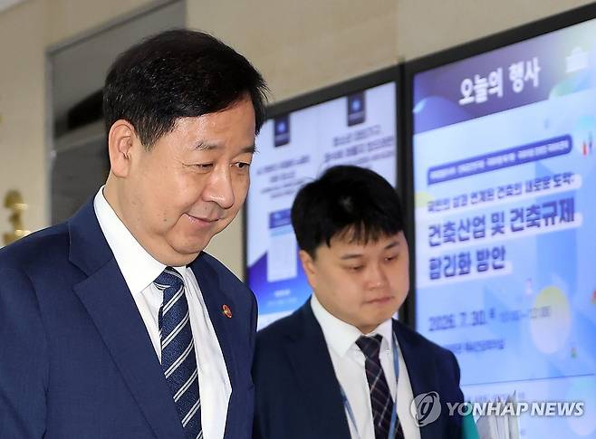 재정경제기획위원회 당정 입장하는 구윤철 부총리 (서울=연합뉴스) 배재만 기자 = 구윤철 부총리 겸 재정경제부 장관이 30일 국회 의원회관에서 열린 세제개편 안 논의를 위한 국회 재정경제기획위원회 비공개 당정 협의에 입장하고 있다. 2026.7.30 scoop@yna.co.kr
