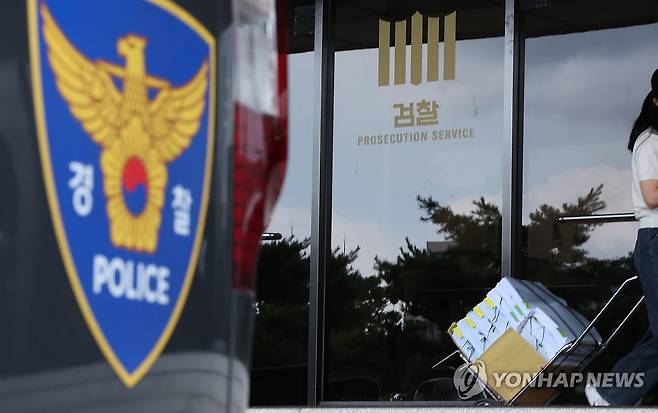 본회의에 상정된 '보완수사권 폐지' (서울=연합뉴스) 이진욱 기자 = 30일 서울 서초구 서울중앙지검 앞에 경찰차가 주차돼 있는 모습. 2026.7.30 cityboy@yna.co.kr