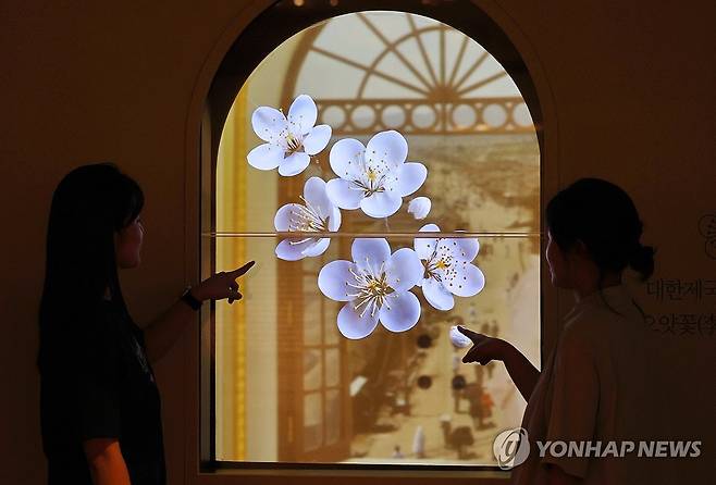 대한민국 황실문양 오얏꽃 (서울=연합뉴스) 이재희 기자 = 30일 서울 용산구 국립중앙박물관 상설전시관에 새롭게 개편한 대한제국실에서 관계자들이 전시를 살펴보고 있다. 2026.7.30 scape@yna.co.kr