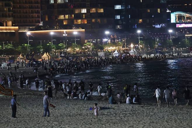 해운대해수욕장 찾은 시민들 [촬영 박성제]