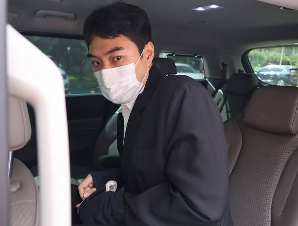 아동 성매매 혐의를 받는&nbsp;최영중&nbsp;전 청주시의원이 30일 오후 청주지법에서 구속 전 피의자 심문(영장실질심사)을 받은 뒤 청사를 빠져나와 호송차에 오르고 있다. 2026.7.30[사진=연합뉴스]