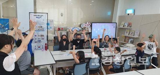 ▲ 울주민속박물관이 지난해 여름방학 때 진행한 태극기 팔찌만들기 체험 모습. 울주민속박물관 제공