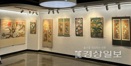 ▲ 울산예술고등학교 미술과 출신인 박수진 작가와 취미로 민화를 그리다 지난해 입선한 이명숙 작가가 이달 21일부터 내달 2일까지 중구생활문화센터 1층 다목적실에서 모녀 민화 전시회 '잇다, 민화'를 열고 있다. 중구청 제공