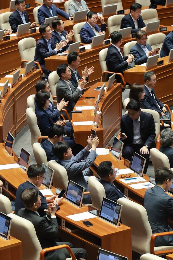 31일 국회에서 열린 7월 임시국회 제3차 본회의에서 전날 상정된 검사의 보완수사권 폐지를 골자로 한 형사소송법 일부개정법률안이 통과되자 더불어민주당 의원들이 손뼉치고 있다. 2026.7.31. 연합뉴스