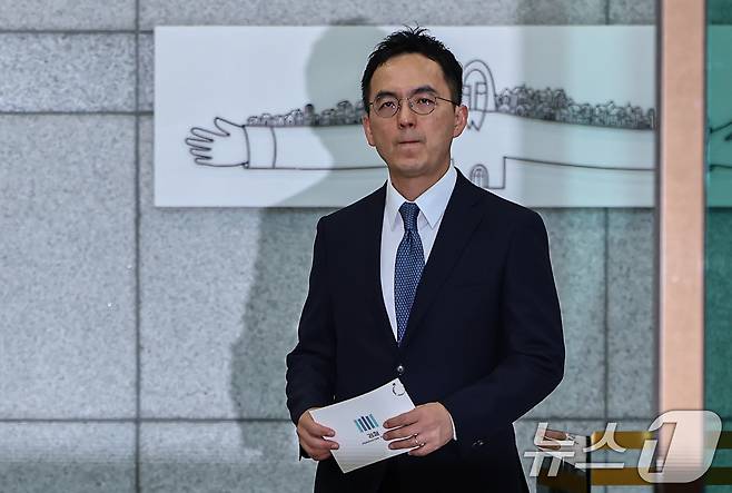 구자현 검찰총장 직무대행이 31일 서울 서초구 대검찰청에서 검찰 보완수사권 전면 폐지를 골자로 한 형사소송법 개정안의 국회 본회의 통과에 대해 입장을 밝히기 위해 취재진 앞에 서고 있다. 2026.7.31 ⓒ 뉴스1 김도우 기자