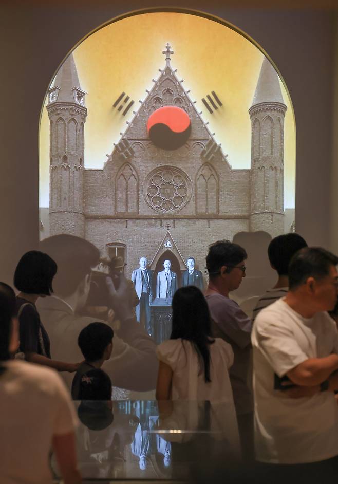 30일 재개관한 대한제국실 전시장을 관람객들이 둘러보고 있다. /장경식 기자