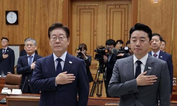 이재명 대통령이 지난 6일 오전 청와대에서 열린 메가프로젝트 민관합동 점검회의 시작에 앞서 국민의례를 하고 있다. 청와대사진기자단