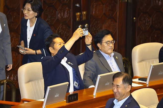 ‘검사 보완수사권 전면 폐지’가 담긴 형사소송법 일부개정법률안이 31일 오후 국회 본회의를 통과하는 장면을 정청래 더불어민주당 대표 후보자가 핸드폰에 담고 있다. 김혜윤 기자 unique@hani.co.kr