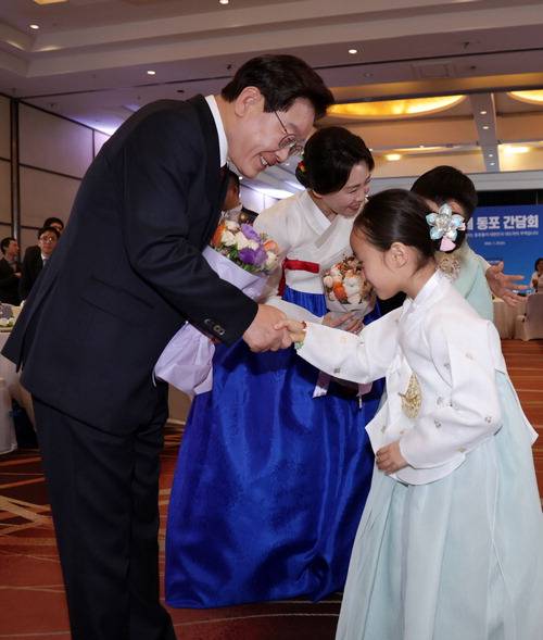 산티아고서 동포간담회 칠레를 공식 방문 중인 이재명 대통령과 김혜경 여사가 29일(현지시간) 산티아고의 한 호텔에서 열린 동포 만찬 간담회에서 화동들과 인사하고 있다.  뉴시스