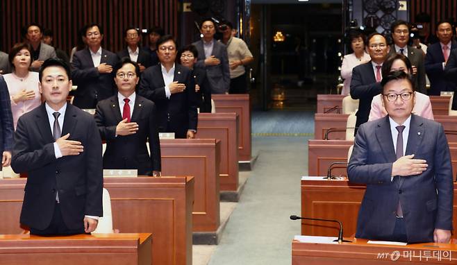 (서울=뉴스1) 김민지 기자 = 국민의힘 장동혁 대표와 정점식 원내대표가 21일 오후 서울 여의도 국회 예결위회의장에서 열린 의원총회에 참석해 국민의례를 하고 있다. 2026.7.21/뉴스1  Copyright (C) 뉴스1. All rights reserved. 무단 전재 및 재배포,  AI학습 이용 금지. /사진=(서울=뉴스1) 김민지 기자