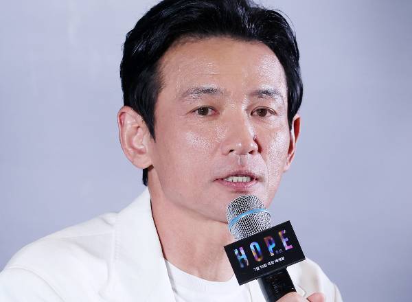 배우 황정민을 스토킹한 혐의로 피소된 폭로자가 육체적 스킨십이 없었다는 폭로에 반박했다. 사진은 배우 황정민 모습. /사진=스타뉴스