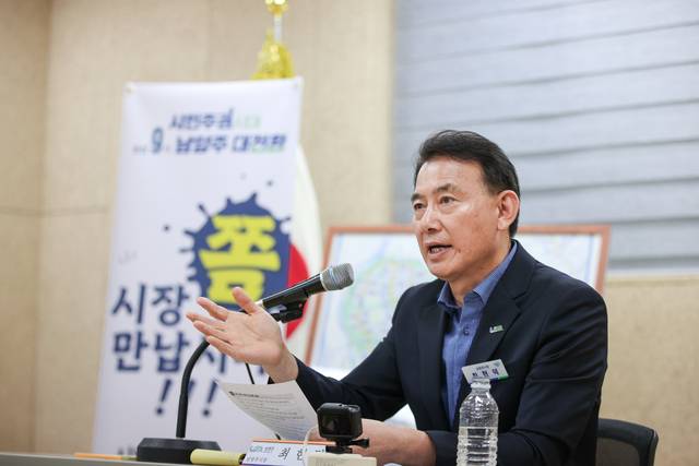 최현덕 남양주시장이 지난 30일 다산1동 ‘시장 좀 만납시다’에서 주민들과 지역 현안을 논의하고 있다. 남양주시 제공