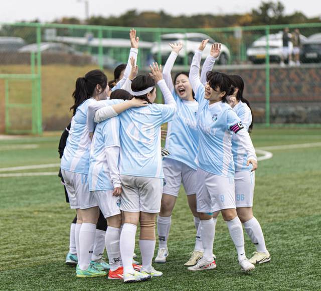국회 여성 풋살팀 ‘FC 어셈블리’ 회원들이 국회 운동장에서 연습경기를 앞두고 파이팅을 외치고 있다. FC어셈블리 제공