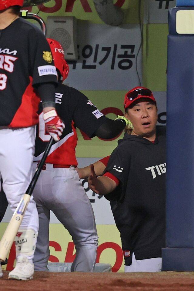 KIA 타이거즈 헤럴드 카스트로가 30일 대구삼성라이온즈파크에서 열린 삼성 라이온즈와의 원정경기서 홈런을 치고 이범호 감독과 하이파이브를 하고 있다./KIA 타이거즈 제공
