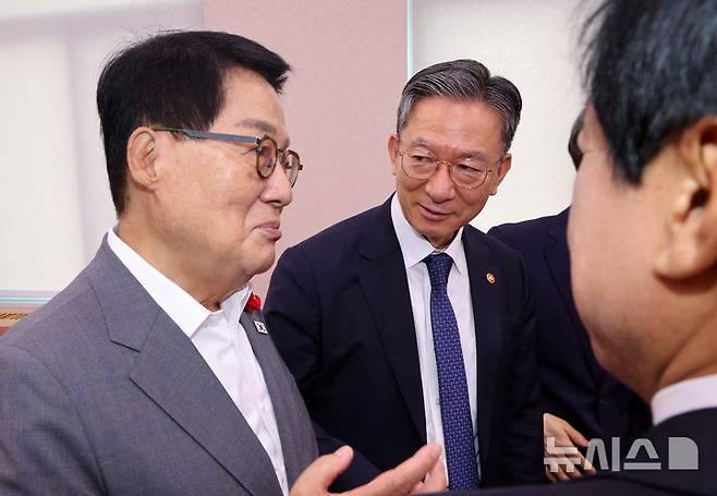 [서울=뉴시스] 고범준 기자 = 정성호 법무부 장관과 박지원 더불어민주당 의원이 29일 서울 여의도 국회에서 열린 법제사법위원회 제5차 전체회의에서 인사를 나누고 있다. 2026.07.29. bjko@newsis.com