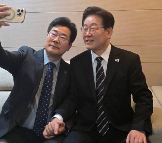 박찬대 인천시장과 이재명 대통령이 함께 하고 있는 모습. 박 시장 페이스북 캡처