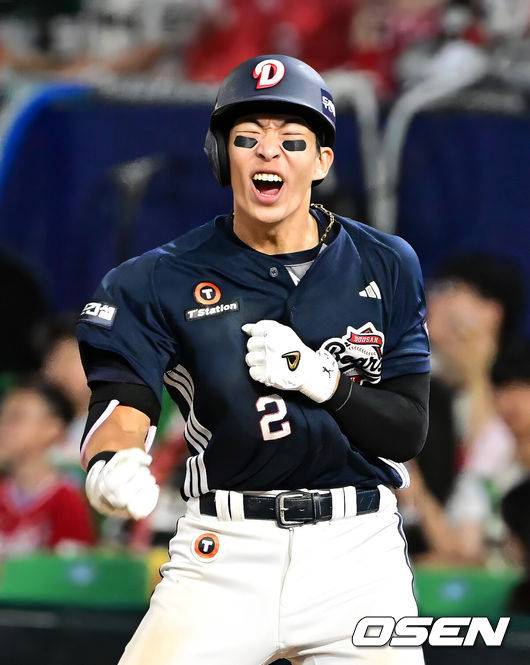 [OSEN=인천, 지형준 기자] 29일 인천SSG랜더스필드에서 2026 신한 SOL KBO리그 SSG 랜더스와 두산 베어스의 경기가 열렸다.SSG은 해치, 두산은 최민석을 선발로 내세웠다.8회초 1사 3루에서 두산 김민석이 역전 1타점 중전 적시타를 날리며 기뻐하고 있다. 2026.07.30 / jpnews@osen.co.kr