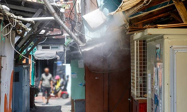 지난 28일 서울 쪽방촌 쿨링포그 아래서 주민들이 쉬고 있다. 세계일보 자료사진