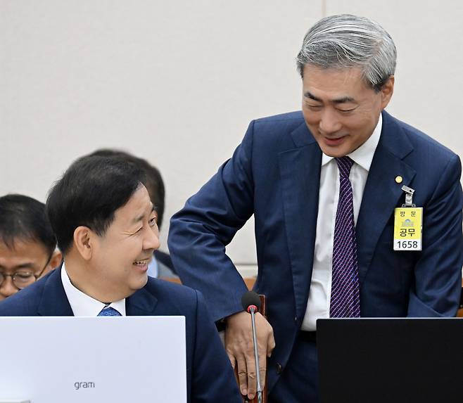 구윤철(왼쪽) 부총리 겸 재정경제부 장관과 신현송 한국은행 총재가 29일 국회에서 열린 재정경제기획위원회 전체회의에 출석하고 있다. 오승현 기자