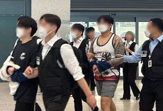 2024년 9월 태국 경찰청 이민국에 의해 현장에서 검거된 한국인 주식 리딩방 사기 조직원 8명이 인천국제공항을 통해 강제 송환되고 있다. 경찰청