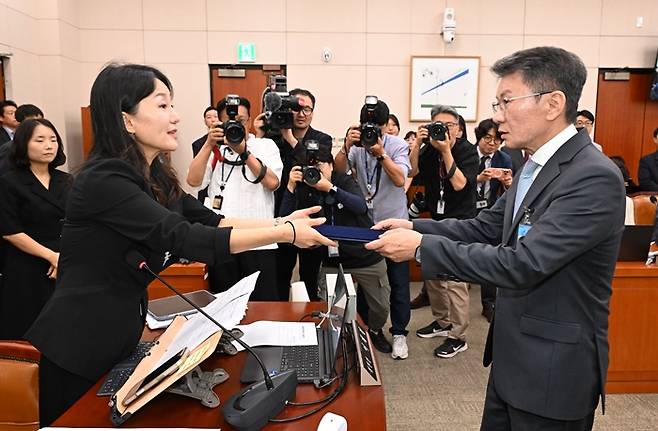 ▲ 정몽규 전 대한축구협회장이 30일 국회 문화체육관광위원회에서 열린 대한축구협회 현안 관련 청문회에 증인으로 출석해 위원장인 더불어민주당 이재정 의원에게 선서문을 제출하고 있다. ⓒ연합뉴스