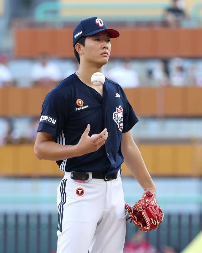 두산 베어스 최민석이 30일  인천 SSG랜더스필드에서 열린 SSG 랜더스와 2026 신한 SOL KBO리그 방문경기에 선발 등판해 경기가 뜻대로 되지 않자 답답한 표정을 짓고 있다. /사진=두산 베어스 제공
