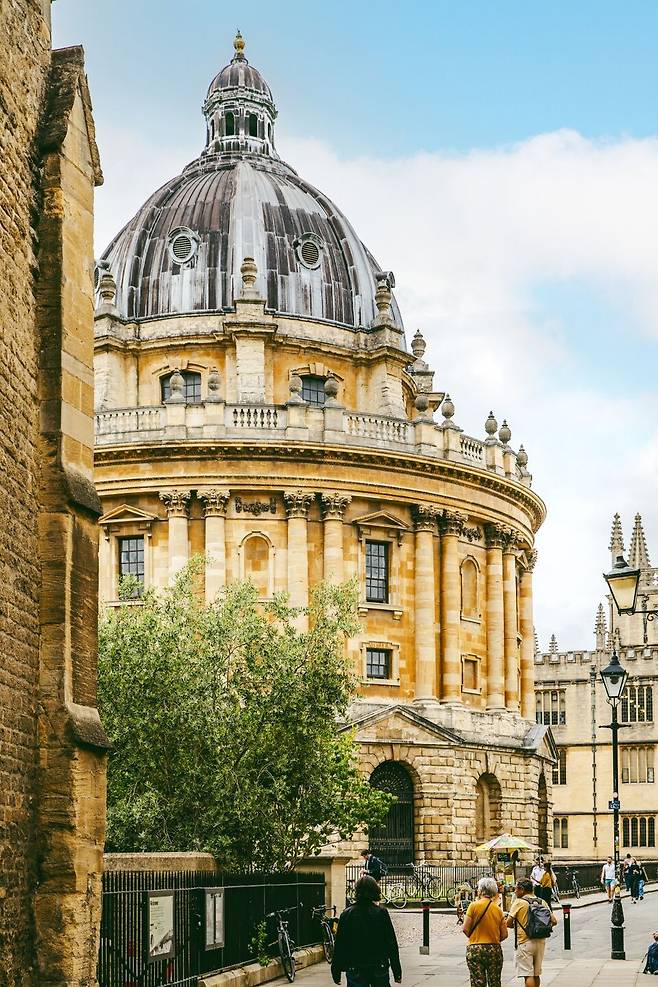 보들리안 도서관의 상징적인 요소 중 하나인 래드클리프 카메라(Radcliffe Camera)