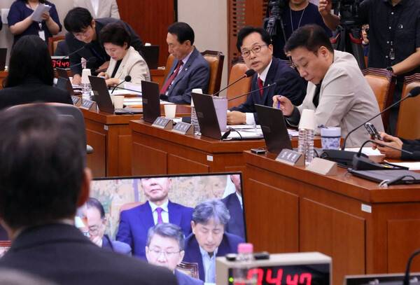 "송구하다" 고개 숙인 윤용근, "다른 데서 보자"는 정몽규… 이것이 국정감사인가!(사진출처=윤용근 국회의원 SNS 캡쳐)