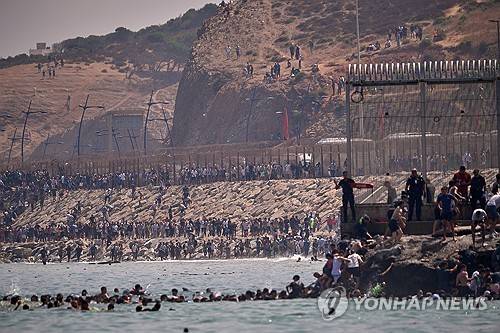 모로코에서 바다를 통해 세우타로 가려는 이주민들 [AP=연합뉴스. 재판매 및 DB 금지]