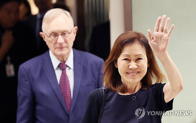 한국 도착한 미셸 스틸 주한미국대사 (영종도=연합뉴스) 이진욱 기자 = 미셸 스틸 주한미국대사가 30일 인천국제공항 제2여객터미널을 통해 입국하며 인사하고 있다. 미셸 스틸 대사 왼쪽은 남편 숀 스틸 변호사. 2026.7.30 cityboy@yna.co.kr