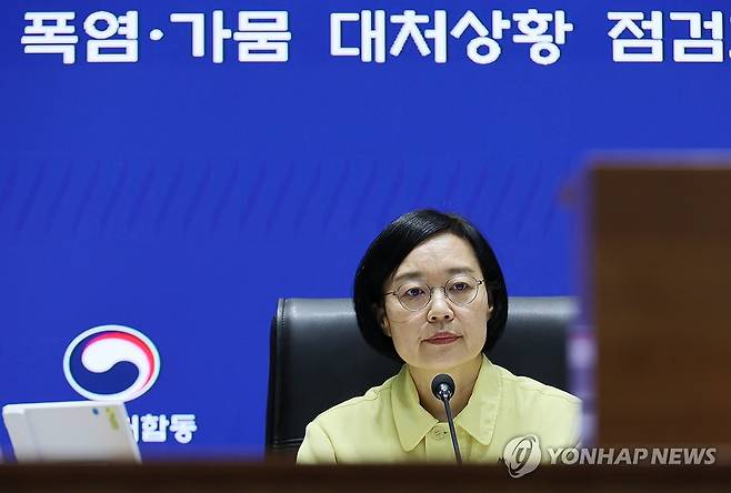 폭염ㆍ가뭄 대처사항 점검회의 주재하는 한성숙 국무총리 (서울=연합뉴스) 안정원 기자= 한성숙 국무총리가 31일 서울 종로구 정부서울청사 중앙재난안전상황실 서울상황센터에서  폭염ㆍ가뭄 대처사항 점검회의를 주재하고 있다. 2026.7.31 jeong@yna.co.kr