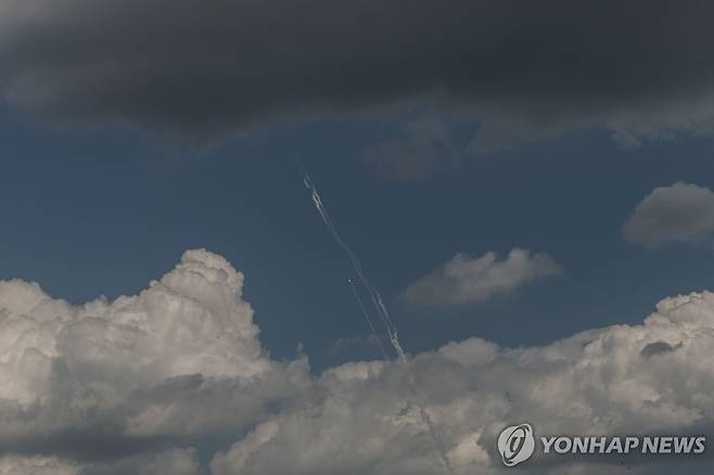 우크라이나 상공의 미사일 궤적 [AFP=연합뉴스 자료사진]
