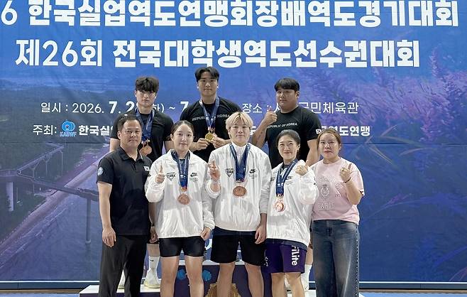 전북 역도선수들 기념 촬영 [전북자치도체육회 제공. 재판매 및 DB 금지]