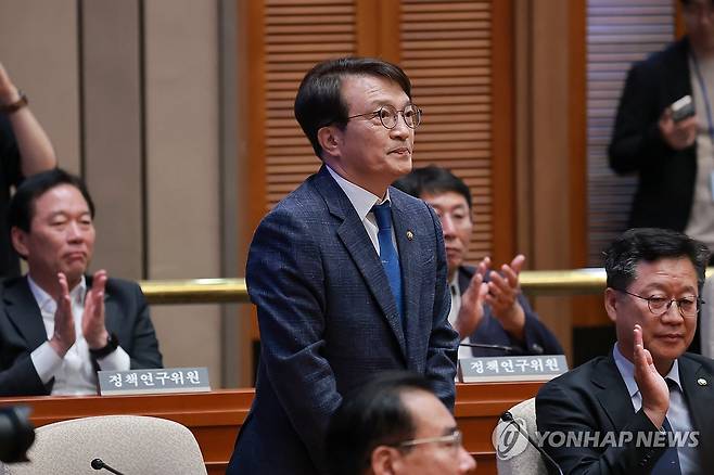 민주당 의원총회에서 소개 받고 인사하는 김의겸 의원 (서울=연합뉴스) 신현우 기자 = 전북 군산ㆍ김제ㆍ부안갑 국회의원 재선거에서 당선된 더불어민주당 김의겸 의원이 5일 국회에서 22대 국회 후반기 의장단을 선출하는 본회의를 앞두고 열린 의원총회에 참석해 정청래 대표 소개를 받으며 인사하고 있다. 2026.6.5 nowwego@yna.co.kr