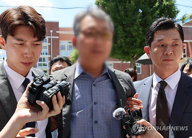 영장실질심사 받은 장윤기 사건 전 형사과장 (전남광주=연합뉴스) 조남수 기자 = 장윤기 사건에 대해 살인과 성범죄 사건을 분리 수사하도록 지시한 협의를 받는 전 광산경찰서 형사과장 A 경정이 31일 전남광주통합특별시 동구 광주지방법원에서 구속 전 피의자 심문(영장 실질 심사)을 마치고 호송차로 향하고 있다. 2026.7.31 iso64@yna.co.kr