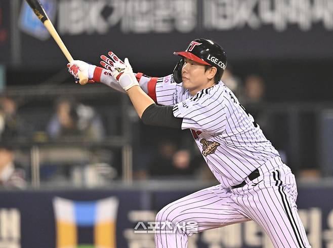 LG 홍창기가 15일 서울 잠실구장에서 열린 2026 KBO리그 롯데전 5회말 2사 안타를 치고 있다. 잠실 | 최승섭기자 thunder@sportsseoul.com
