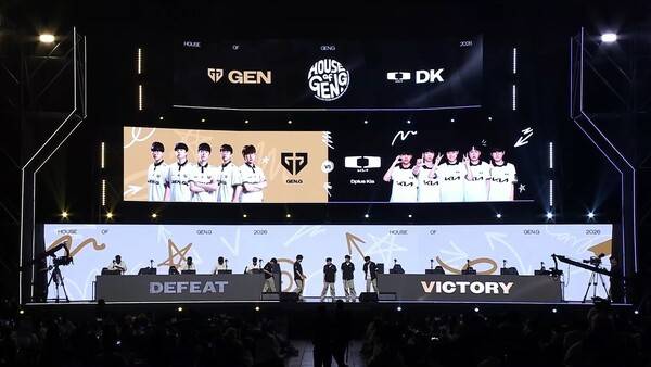 1일 DK가 경기도 고양시 일산 킨텍스 제1전시장 5홀 특설무대에서 열린 '2026 LoL 챔피언스 코리아(LCK)' 정규시즌 3라운드 팀 로드쇼 '하우스 오브 젠지'에서 젠지를 세트 스코어 2대0으로 완파했다. (GEN & DK =0:2). /사진=네이버 치지직 라이브영상 캡처