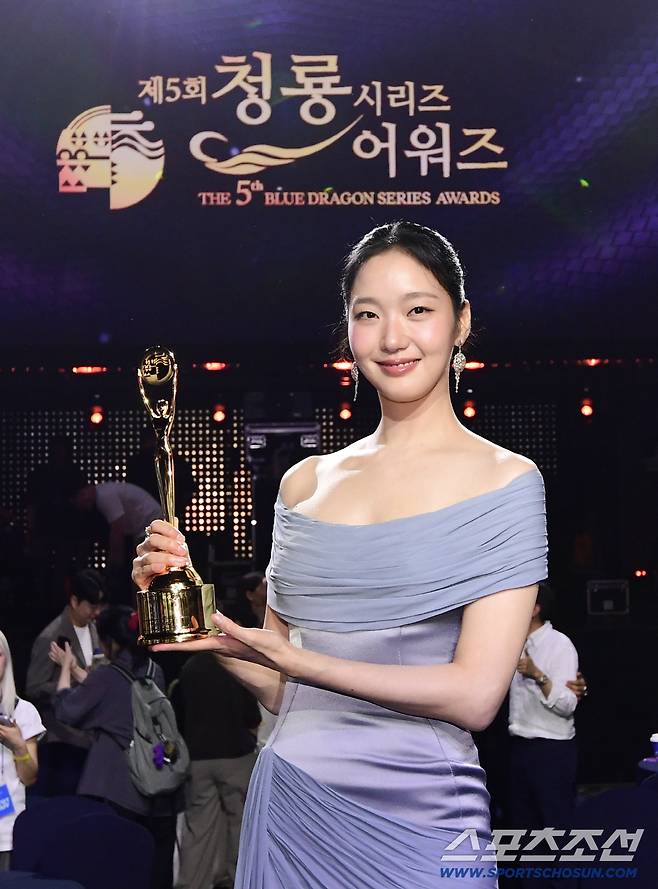 제5회 청룡시리즈어워즈(Blue Dragon Series Awards)가 31일 인천 파라다이스시티에서 열렸다. 대상을 수상한 김고은이 기념촬영을 하고. 인천=송정헌 기자 songs@sportschosun.com/2026.07.31/