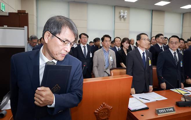 노태악 전 중앙선거관리위원장이 지난 14일 국회에서 열린 '제9회 전국동시지방선거 투표용지 부족 사태 등 국민 참정권 침해 진상규명 및 선거관리 개혁을 위한 국정조사 특별위원회' 제1차 청문회에서 증인 선서한 뒤 선서문 제출을 위해 위원장석으로 향하고 있다./연합뉴스