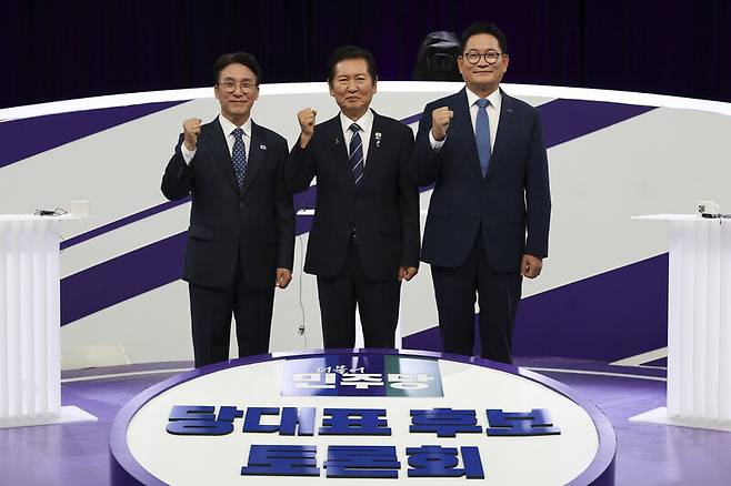 지난달 29일 서울 마포구 문화방송(MBC)에서 열린 더불어민주당 대표 선출을 위한 후보자 방송토론회에서 김민석(왼쪽부터), 정청래, 송영길 후보가 기념 촬영을 하고 있다. 연합뉴스
