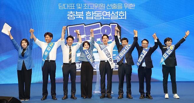 1일 충북 청주시 시제이비(CJB)미디어센터에서 열린 더불어민주당 8·17 전당대회 대전·세종 합동연설회에서 최고위원 후보들이 기념사진을 찍고 있다. 왼쪽부터 최민희·김용·김영호·서미화·한민수·이성윤·박선원·임미애 최고위원 후보. 연합뉴스