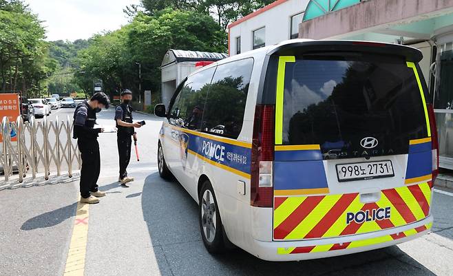 대전경찰청 한화에어로스페이스 전담 수사팀이 지난 6월 4일 한화에어로스페이스 대전사업장에 압수수색을 위해 진입하고 있다. 수사팀은 이날 한화에어로스페이스 대전사업장 및 R&D 캠퍼스, 서울 본사 등 총 3개소에 대전경찰청 광역범죄 수사대 등 경찰 34명과 대전지방고용노동청 근로감독관 20명 등 총 54명을 투입해 압수수색을 진행했다. 뉴스1