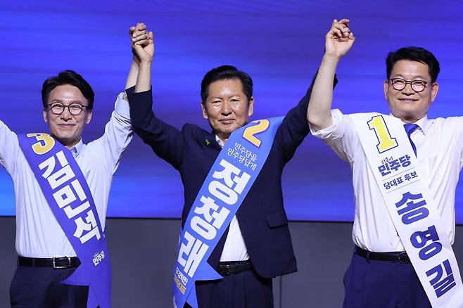 더불어민주당 당권 주자인 김민석(왼쪽부터), 정청래, 송영길 의원이 1일 대전 유성구 대전컨벤션센터에서 열린 당대표·최고위원 합동연설회에서 손을 맞잡고 당원들에게 인사하고 있다. 대전=뉴스1